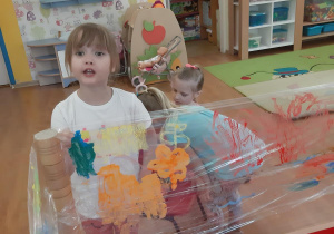 Lilianka, Nikola i Kornelia malują farbami.